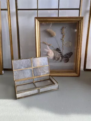 Boite ouverte vue de profil