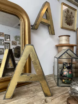 Anciennes lettres en relief dorée