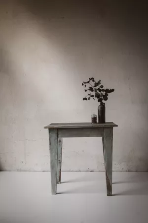 Petite table patiné bleu