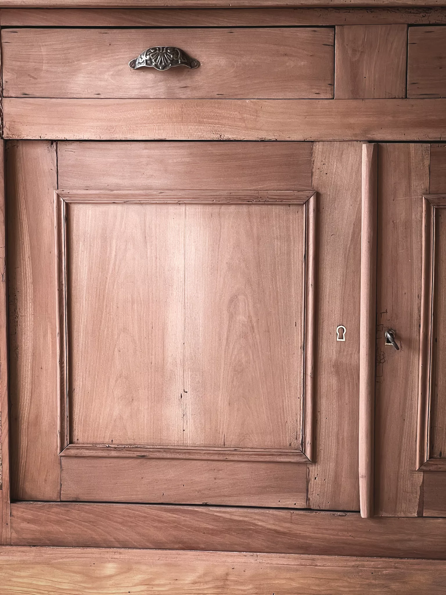 Ancien Buffet en bois massif – 2 portes 2 tiroirs – Image 14