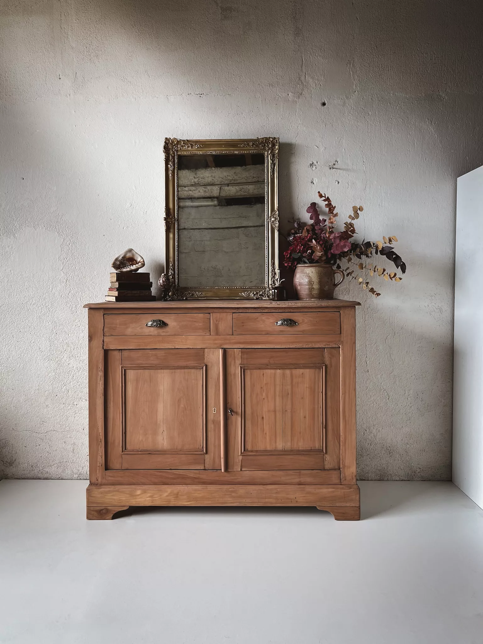Ancien Buffet en bois massif – 2 portes 2 tiroirs