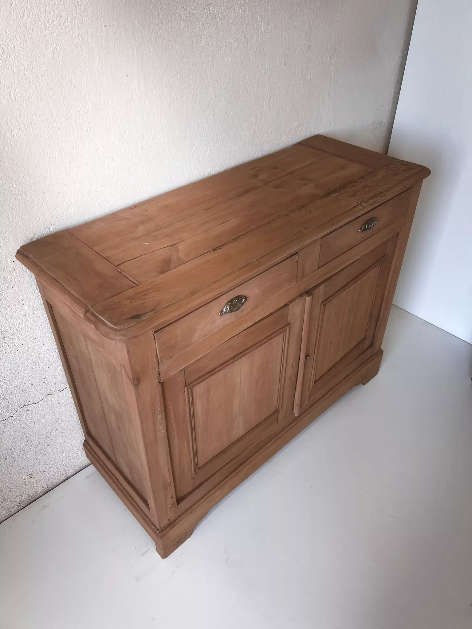Ancien Buffet en bois massif – 2 portes 2 tiroirs – Image 12